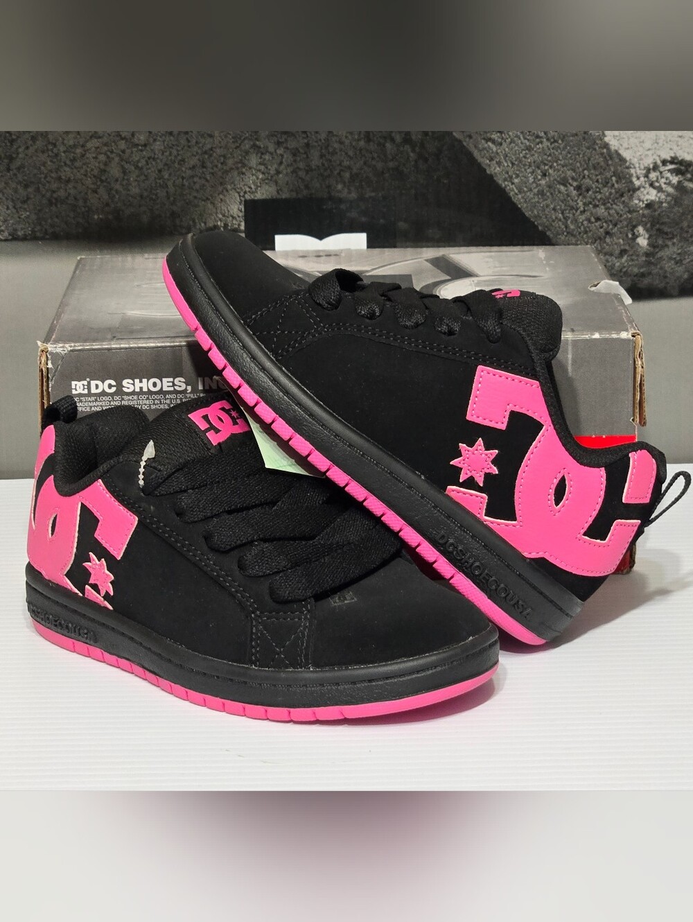 DC Shoes Kids Black w/pink Court Graffik Size 2Y